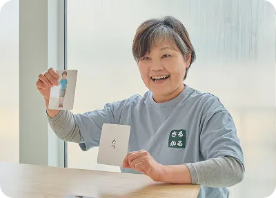 スタッフがカードを持つ様子