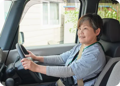 スタッフが車を運転する様子