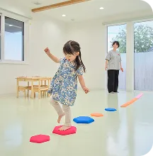 運動遊びをする子ども