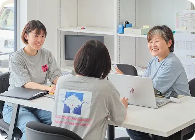 保護者とスタッフが相談する様子