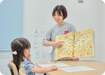 スタッフが子どもに絵本を読む様子